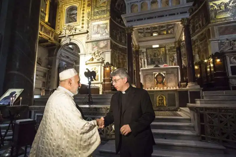 MUSULMANI PREGANO IN CHIESA  