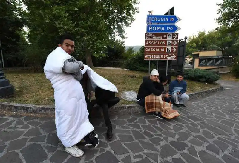 persone in   strada a norcia