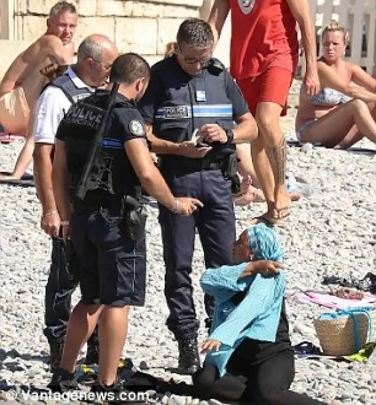 polizia francese fa spogliare e multa donna con burkini