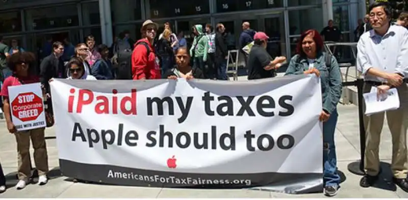 PROTESTE PER LE POCHE TASSE PAGATE DA APPLE