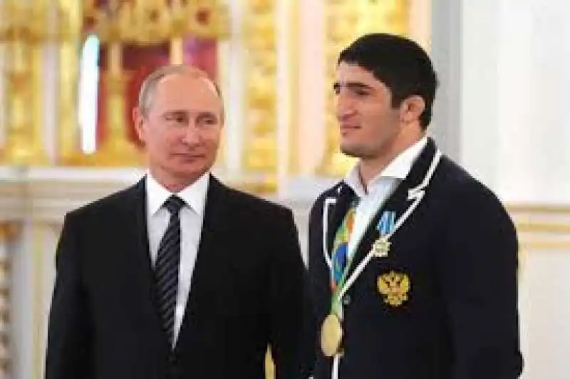 PUTIN PREMIA GLI ATLETI RUSSI TORNATI DA RIO 3