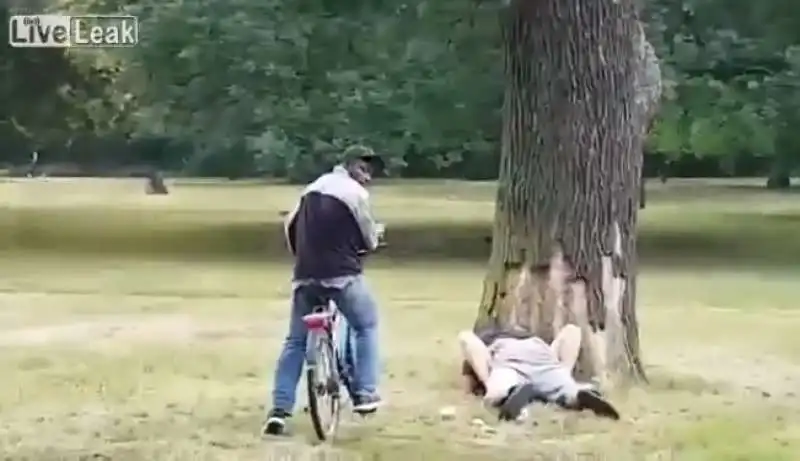 sesso in pubblico nel parco di berlino  10