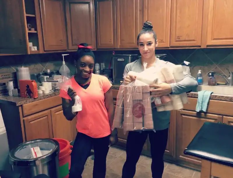  simone biles   con aly raisman e lo scotch