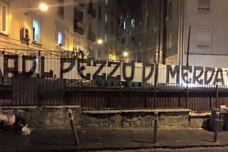 STRISCIONI A NAPOLI CONTRO AURELIO DE LAURENTIIS