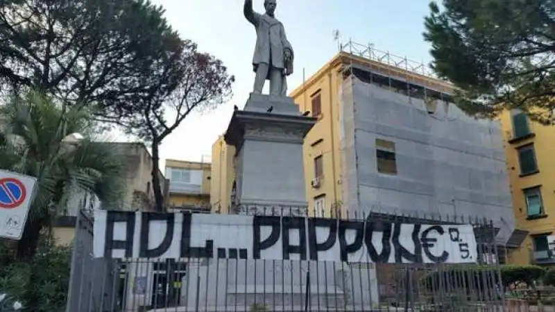 STRISCIONI A NAPOLI CONTRO AURELIO DE LAURENTIIS