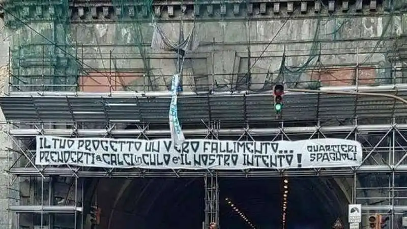 STRISCIONI A NAPOLI CONTRO AURELIO DE LAURENTIIS