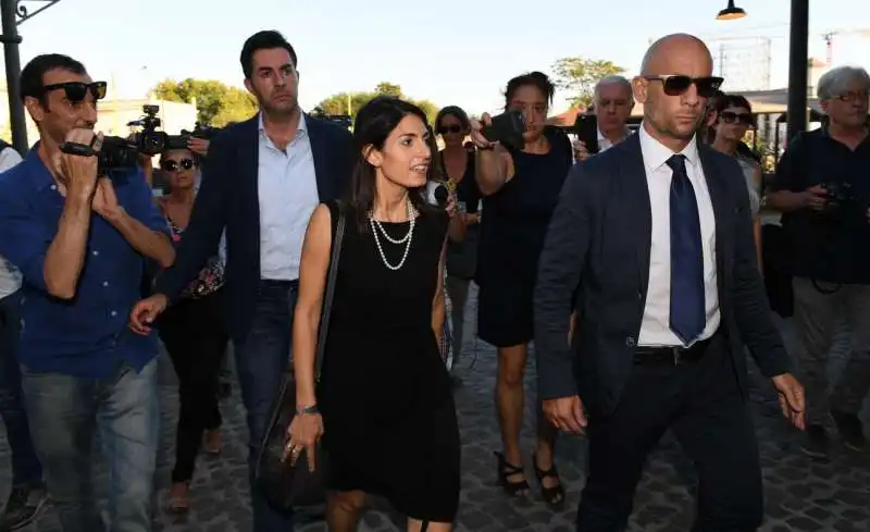 virginia raggi alla festa del fatto quotidiano