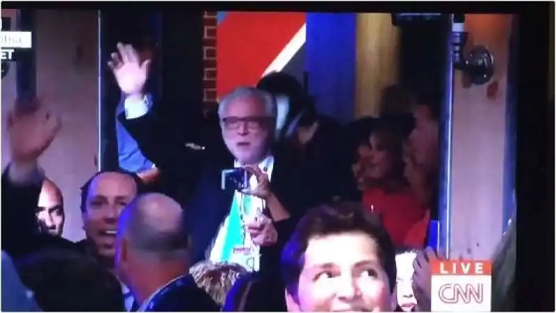 WOLF BLITZER DELLA CNN FA IL TIFO PER HILLARY CLINTON