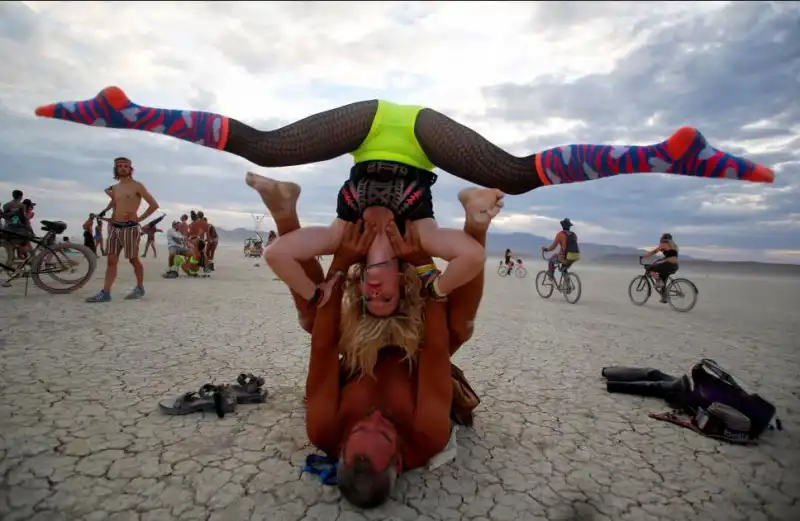 yoga acrobatico al burning man