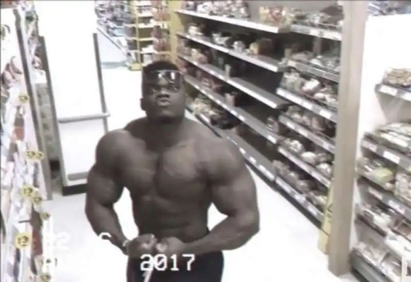 bodybuilder al supermercato