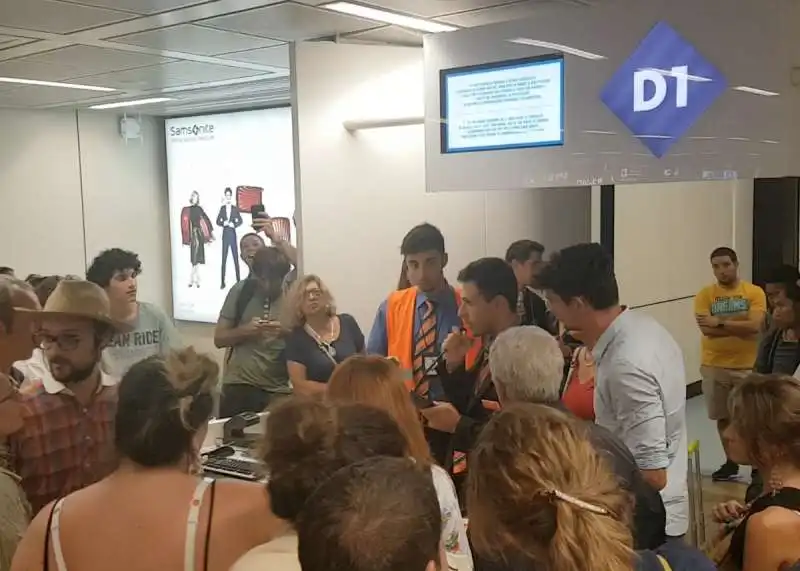 DELIRIO A FIUMICINO PER IL VOLO EASYJET ROMA NIZZA