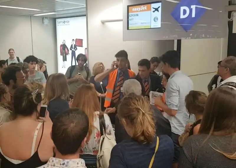 DELIRIO A FIUMICINO PER IL VOLO EASYJET ROMA NIZZA