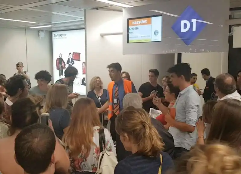 DELIRIO A FIUMICINO PER IL VOLO EASYJET ROMA NIZZA