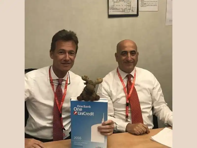 finance team di unicredit  con elkette l alce peluche di mustier