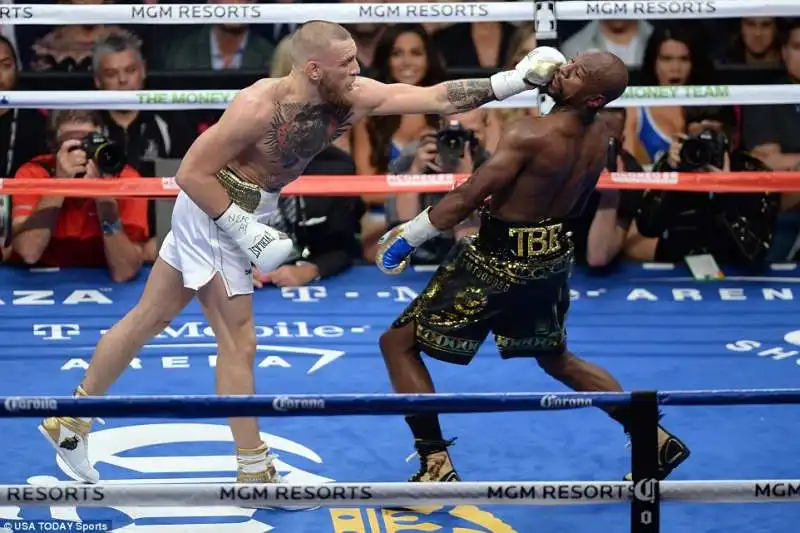 FLOYD MAYWEATHER SCHIANTA CONOR MCGREGOR