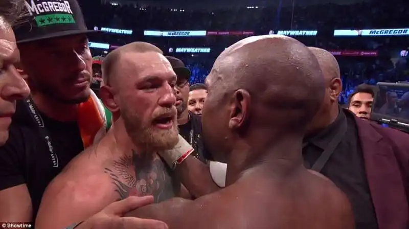 FLOYD MAYWEATHER SCHIANTA CONOR MCGREGOR