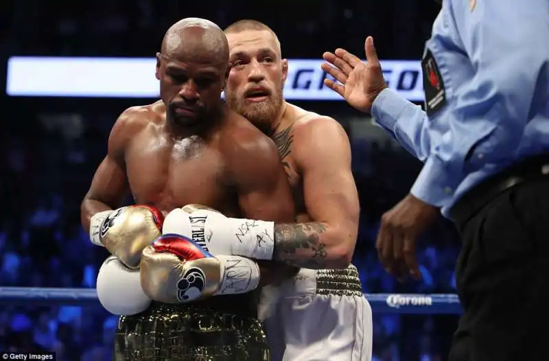 FLOYD MAYWEATHER SCHIANTA CONOR MCGREGOR