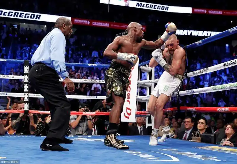 FLOYD MAYWEATHER SCHIANTA CONOR MCGREGOR