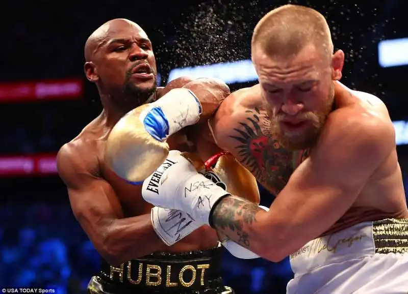 FLOYD MAYWEATHER SCHIANTA CONOR MCGREGOR