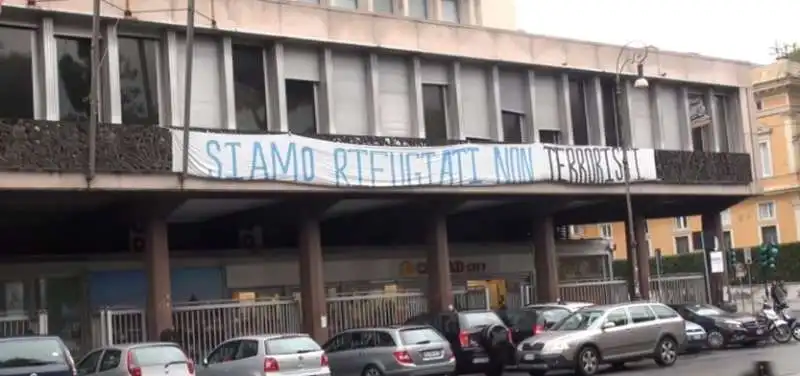 il palazzo occupato a piazza indipendenza  