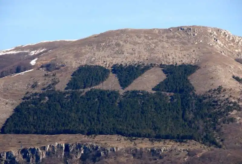 la scritta dux su monte giano 