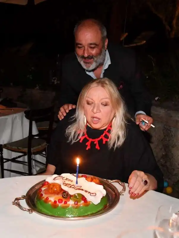 mariagiovanna maglie spegne la candelina per il suo compleanno