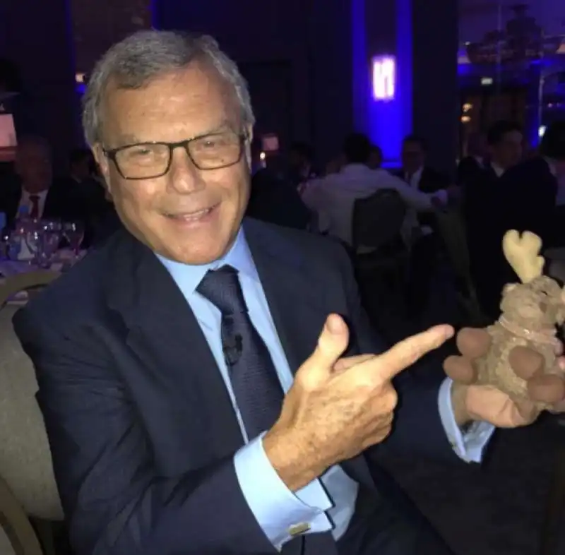 martin sorrell con elkette l alce peluche di mustier