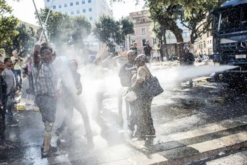 migranti piazza indipendenza6