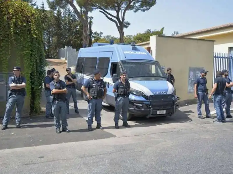 presidio Polizia periferia Roma centro migranti