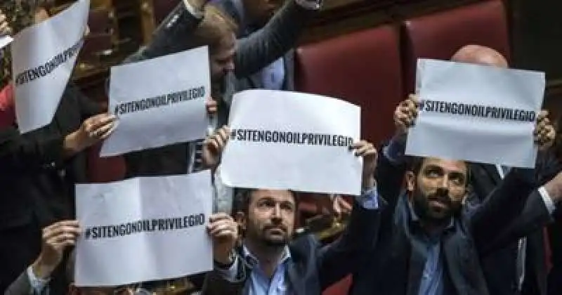 PROTESTE CONTRO IL VITALIZIO  