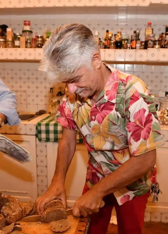 roberto lucifero in versione affettatore di pane