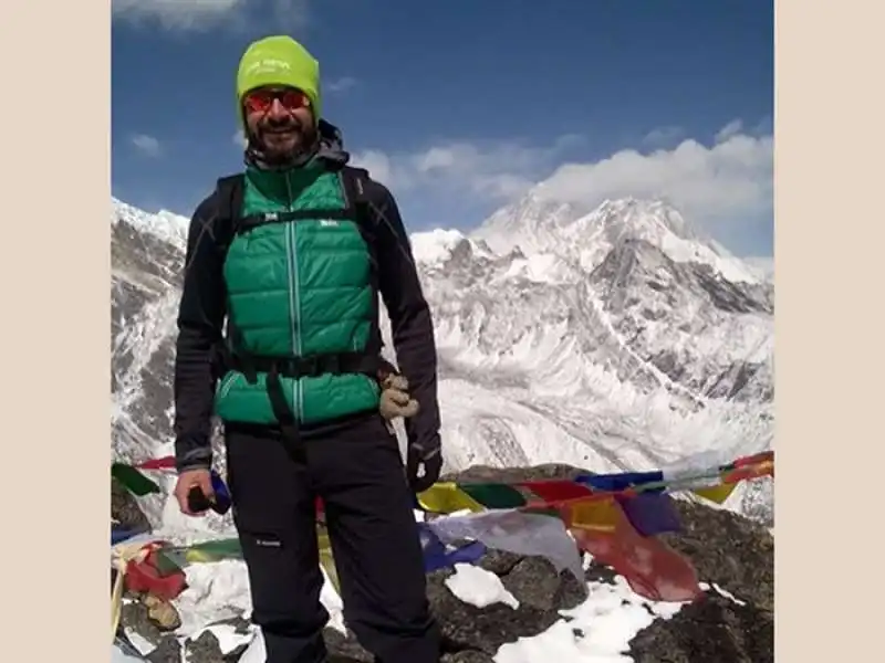 roberto maffioletti sull’everest   con elkette l alce peluche di mustier