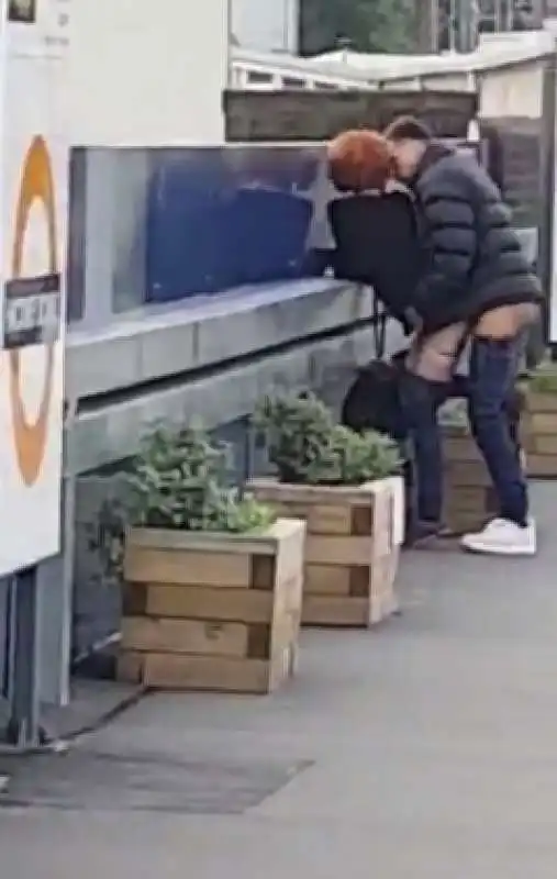 sesso alla fermata della metro di londra hackney down   