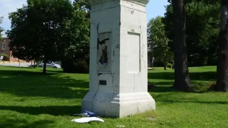 statua di cristoforo colombo vandalizzata a baltimora