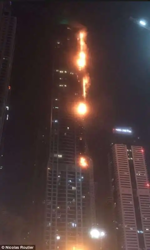 torch tower di dubai nuovo incendio  5