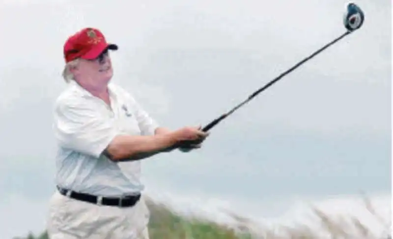 TRUMP GIOCA A GOLF