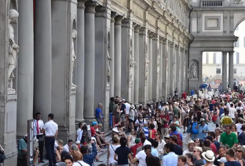 TURISTI IN FILA AGLI UFFIZI