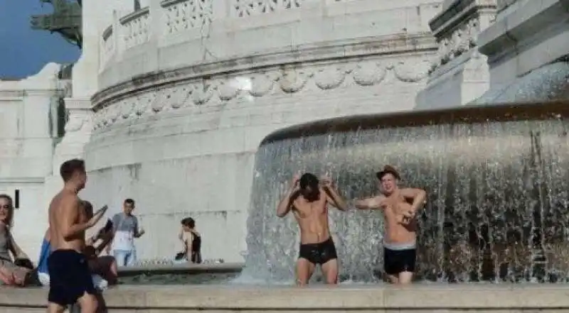 bagno nella fontana del vittoriano 6