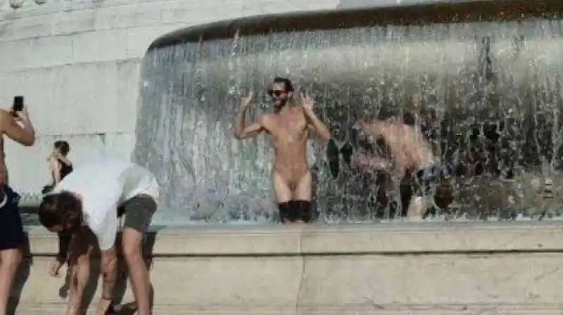 bagno nella fontana del vittoriano 8