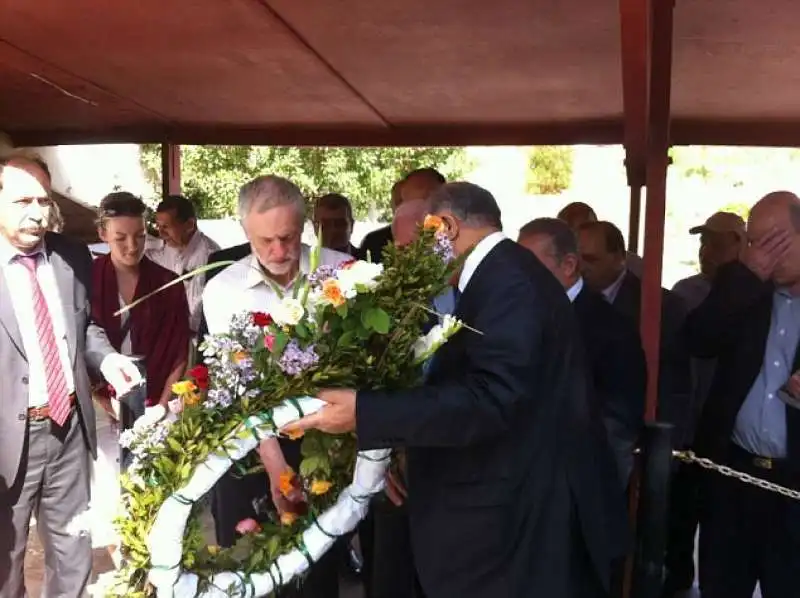 CORBYN POSA UNA CORONA DI FIORI VICINO ALLE TOMBE DEGLI IDEATORI DELLA STRAGE DI MONACO 1