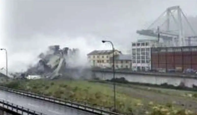 Crolla il ponte Morandi a Genova 