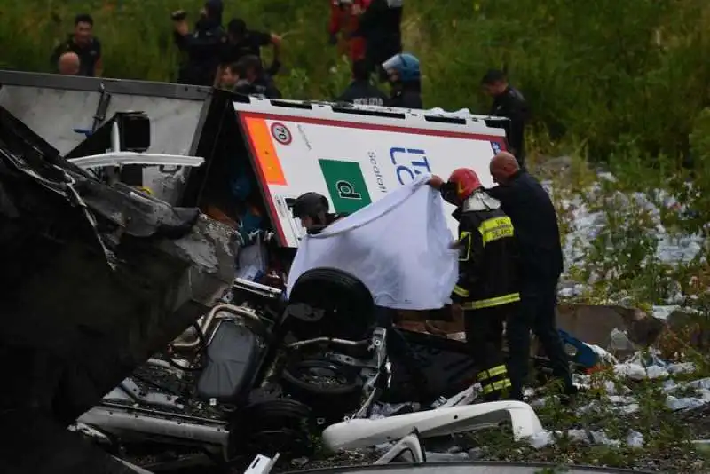 Crolla il ponte Morandi a Genova 