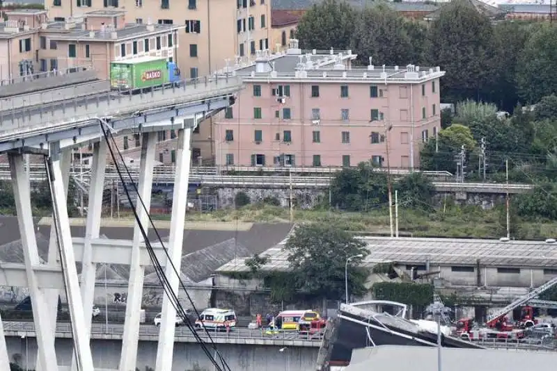 Crolla il ponte Morandi a Genova 