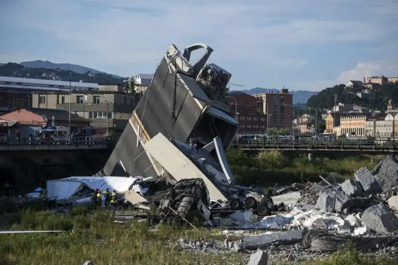 CROLLO DEL PONTE MORANDI A GENOVA