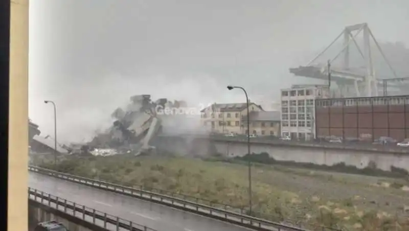 crollo ponte morandi genova 1