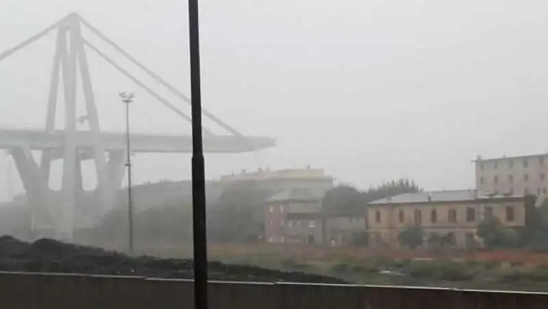 crollo ponte morandi genova 16