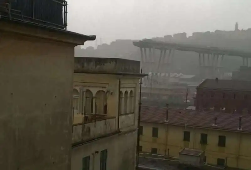 crollo ponte morandi genova 17