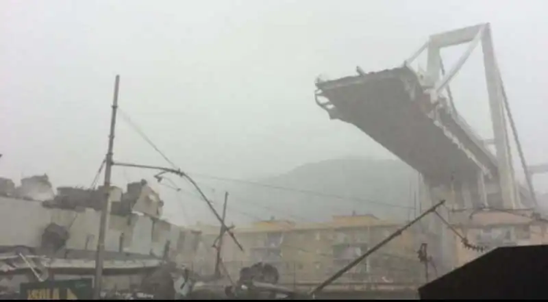 crollo ponte morandi genova 19