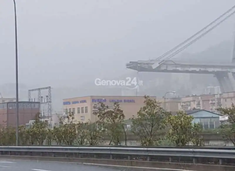 crollo ponte morandi genova 2