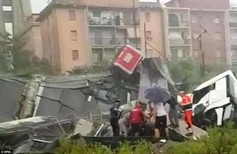 crollo ponte morandi genova 27